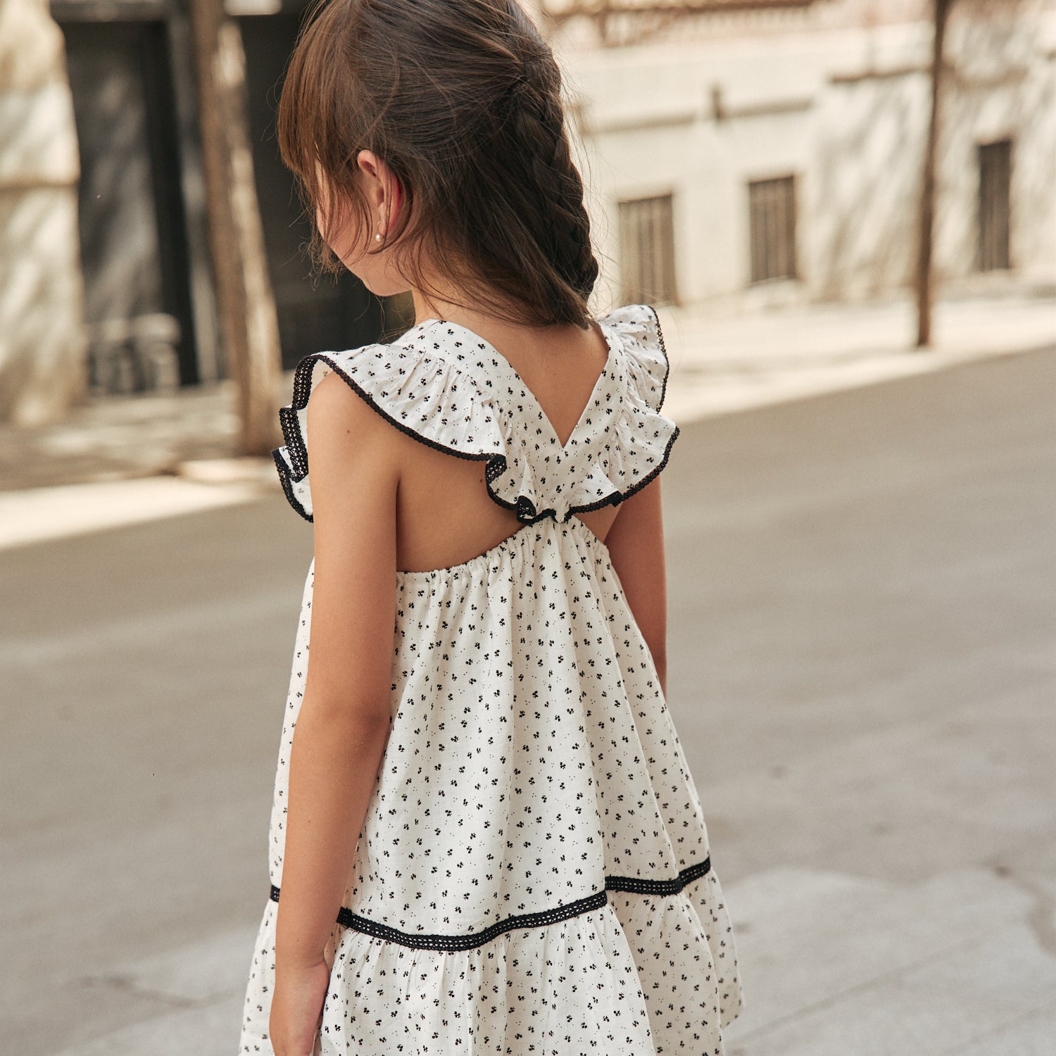 Vestido niña blanco con flores negras y mangas con bordes negros