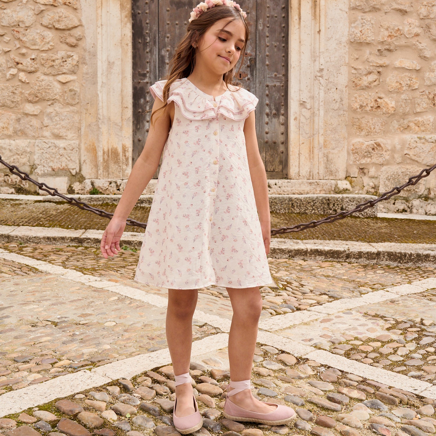 Vestido niña blanco con estampado floral de colores y mangas volante