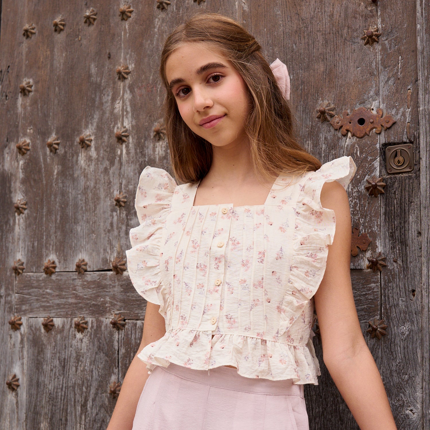 Blusa niña blanca con estampado floral de colores y volantes