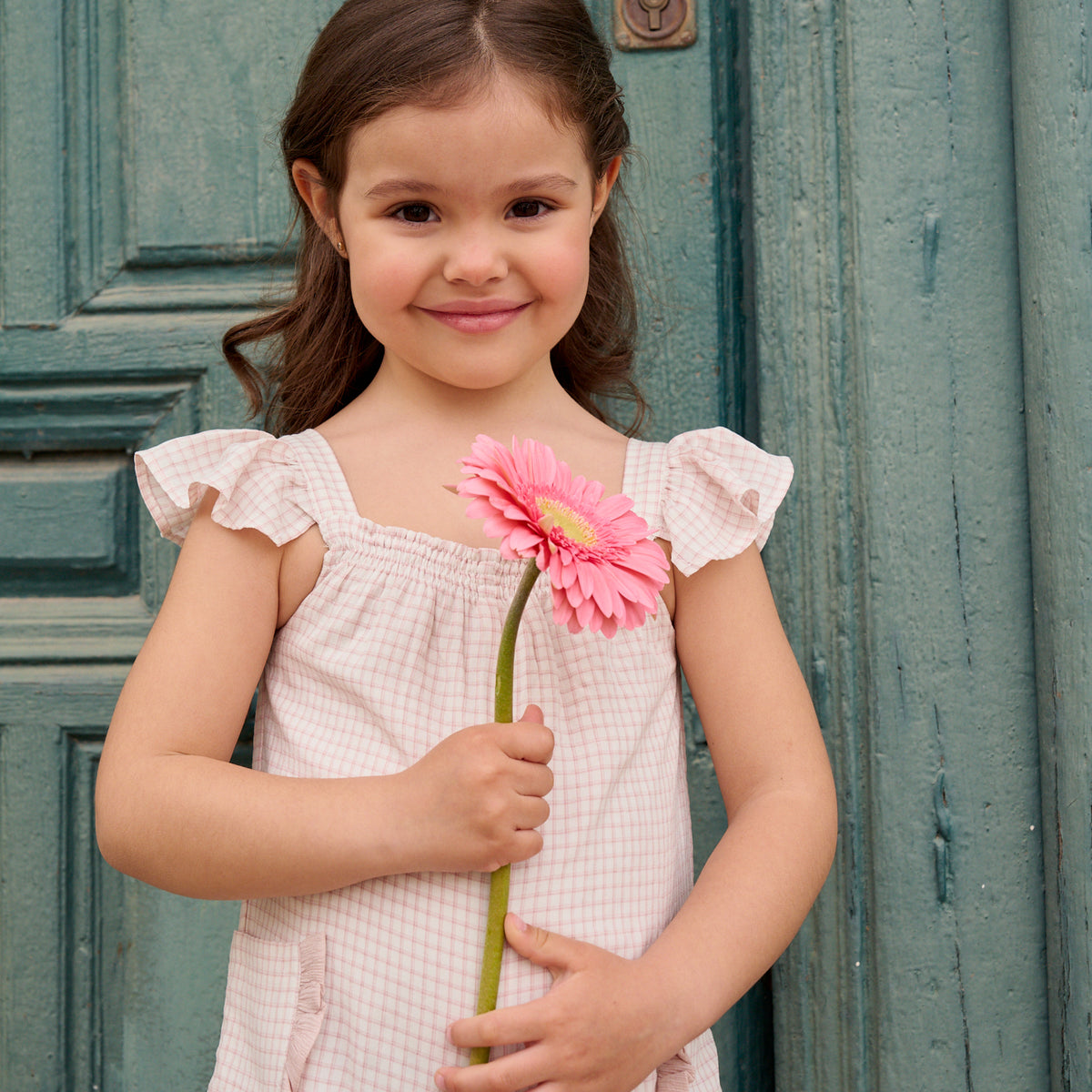 Enterito niña corto de cuadros rosas y blancos con volante en hombros y bolsillos
