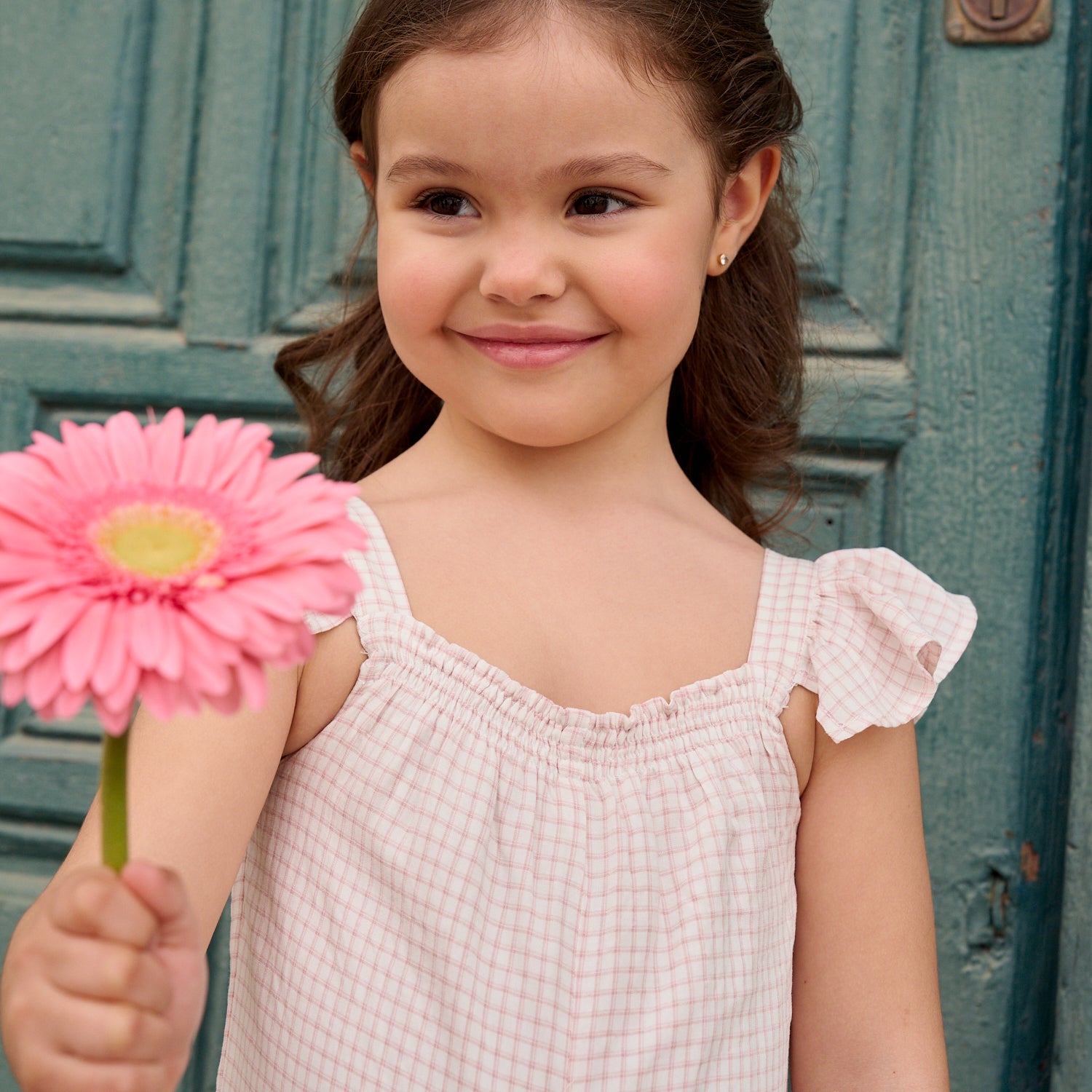 Enterito niña corto de cuadros rosas y blancos con volante en hombros y bolsillos