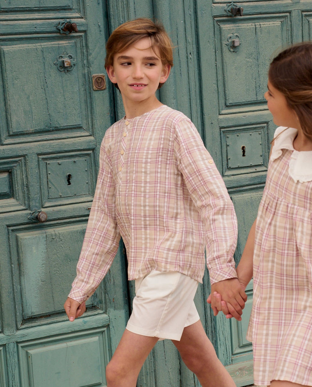 Camisa niño de cuadrados rosas, marrones y blancos, con cuello mao