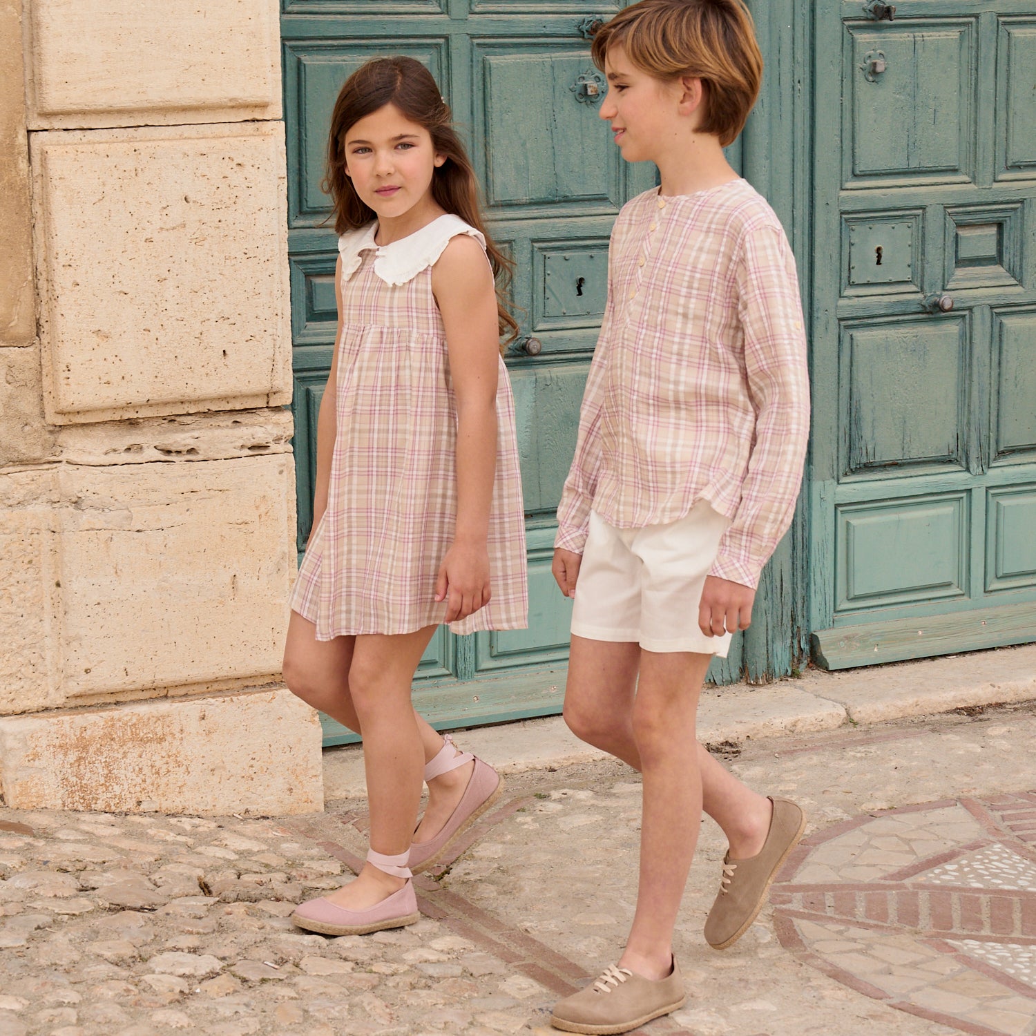 Camisa niño de cuadrados rosas, marrones y blancos, con cuello mao