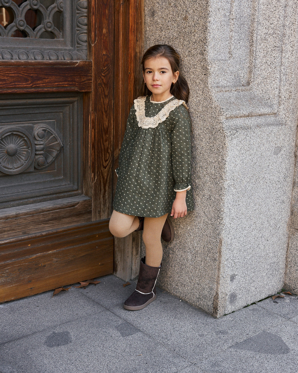 Vestido de niña con estampado de hojas