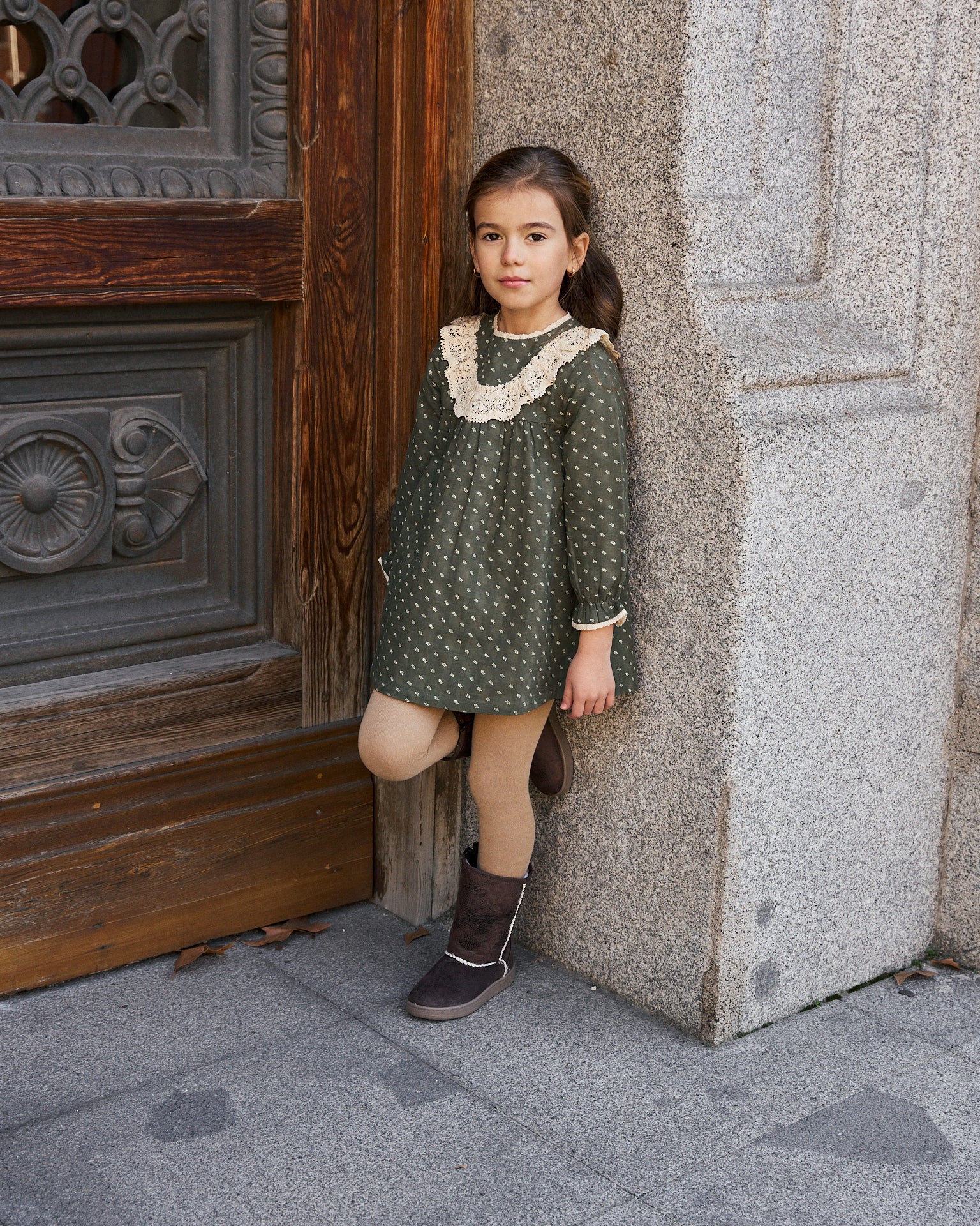 Vestido de niña con estampado de hojas