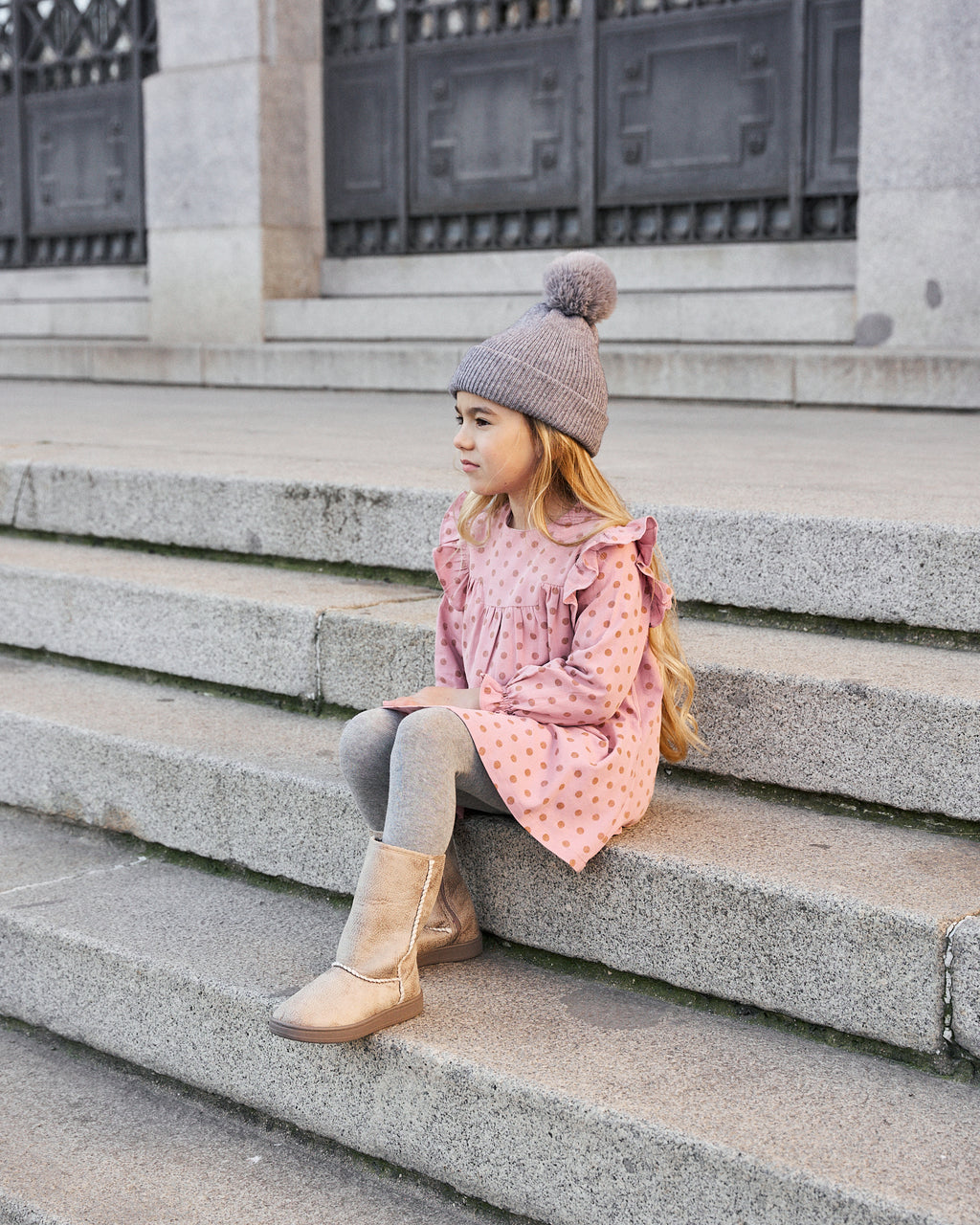 Vestido de niña de estampado de lunares con volante