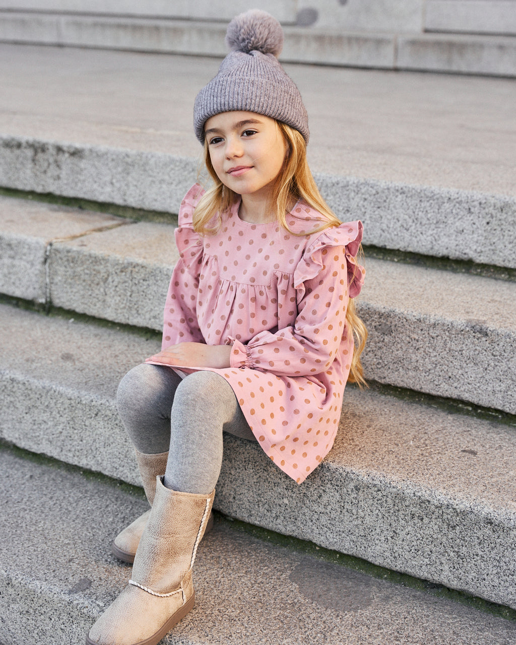 Vestido de niña de estampado de lunares con volante