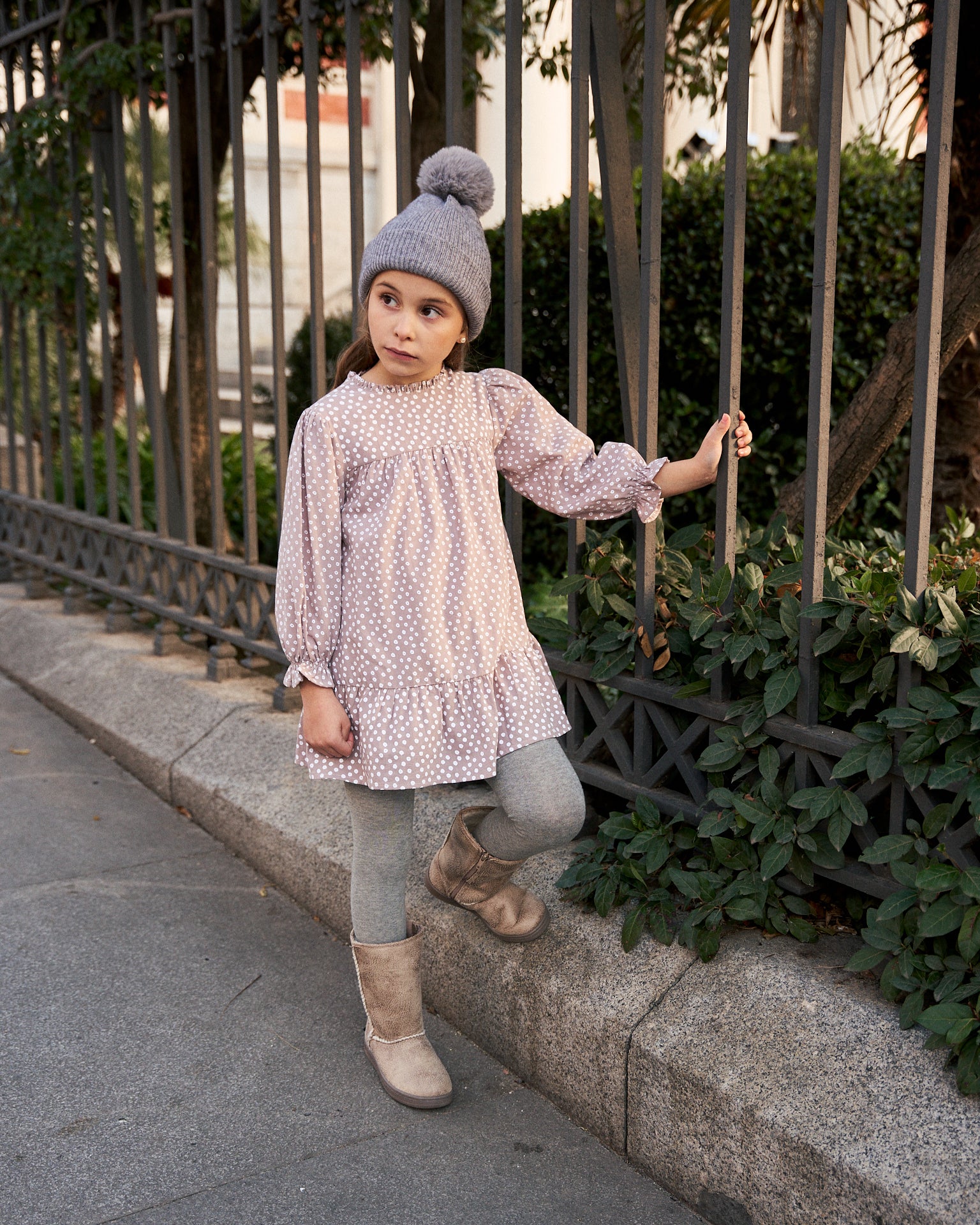 Vestido de niña malva con estampado geométrico