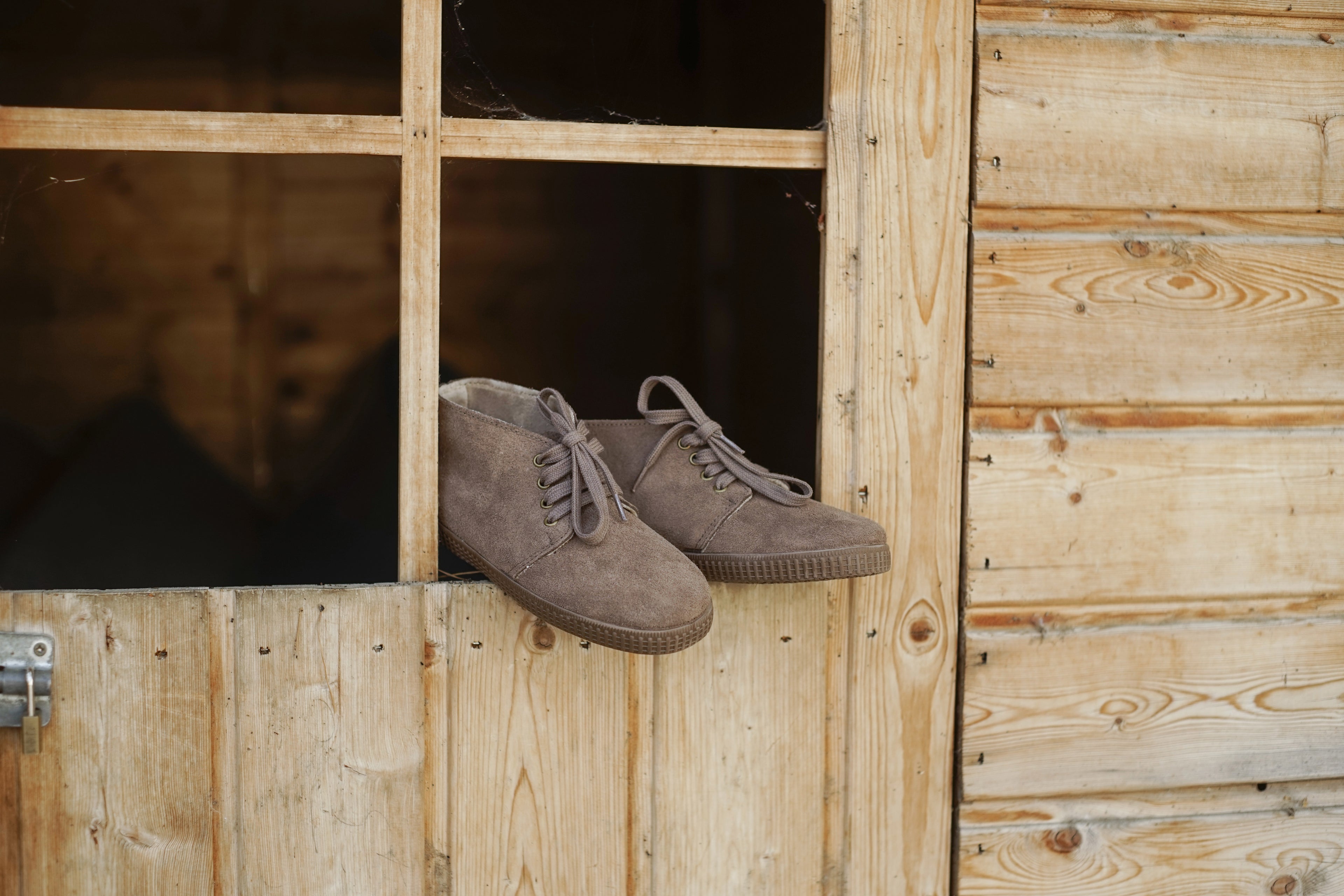 Bota Niño con Forro Pelito y Cordones color Gris