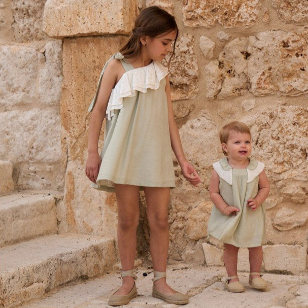 Vestido niña verde agua con vuelos blancos y un hombro