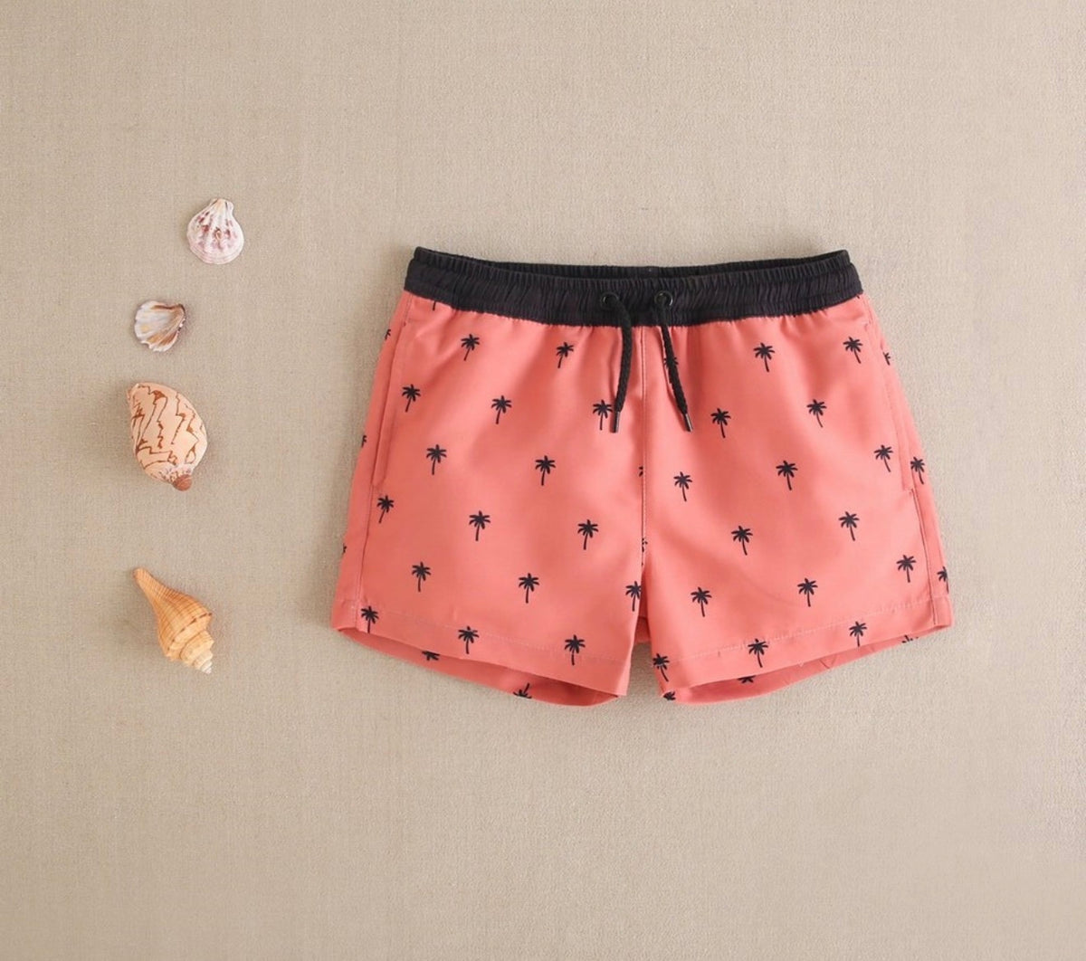 Traje de baño niño color coral con palmeras negras