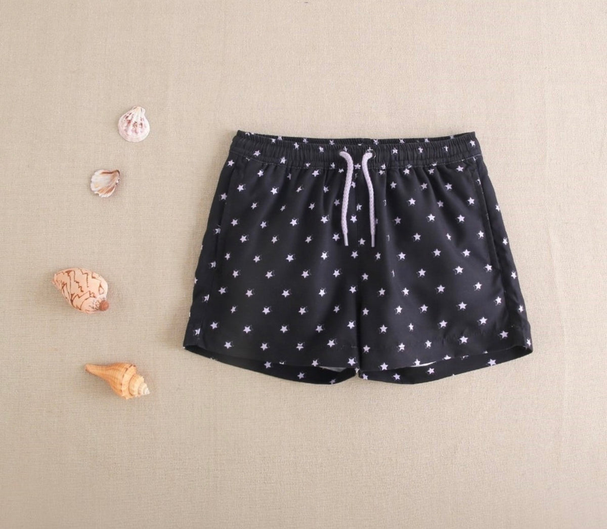 Traje de baño negro con estrellas