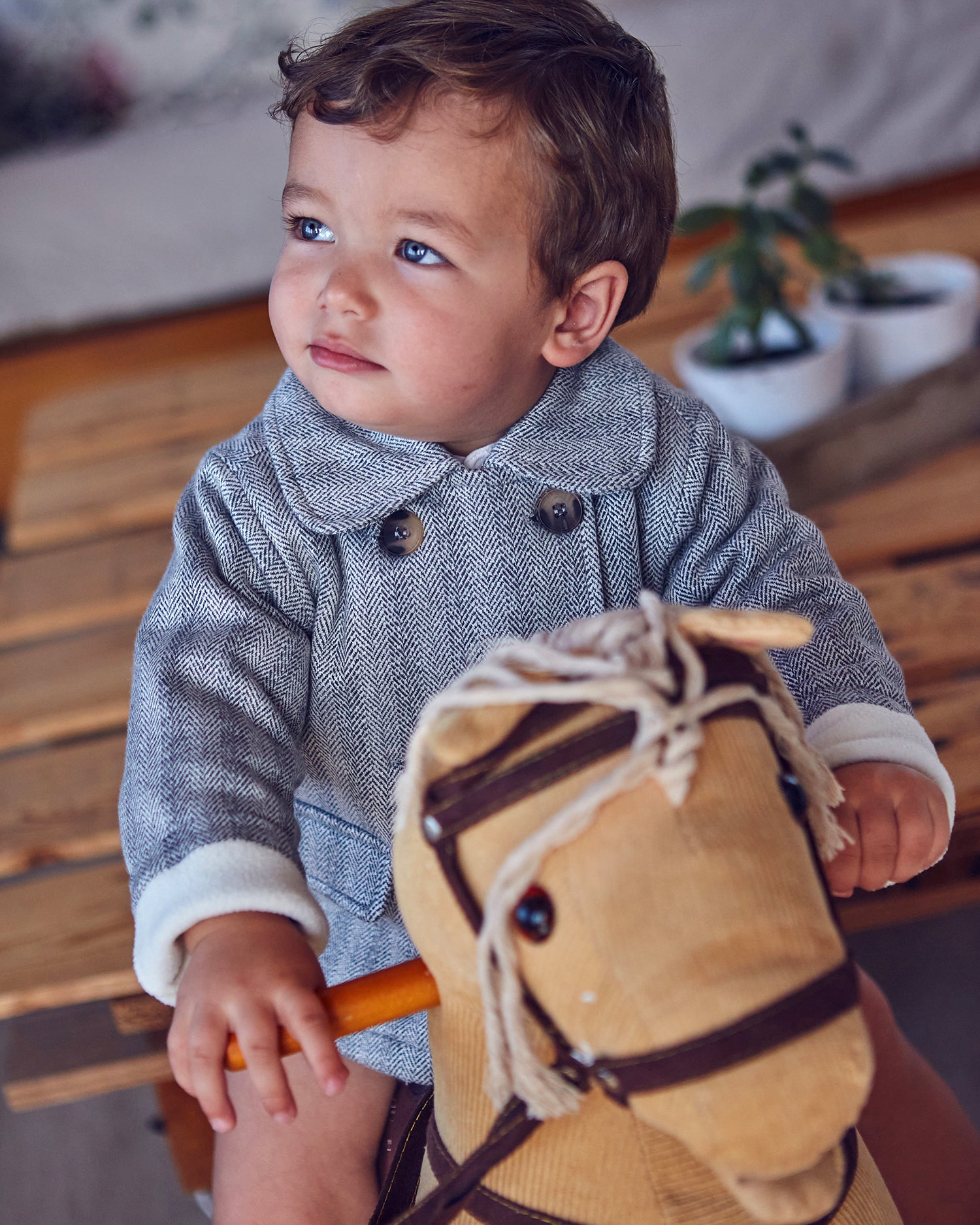 Abrigo de bebé gris con estampado de espiga