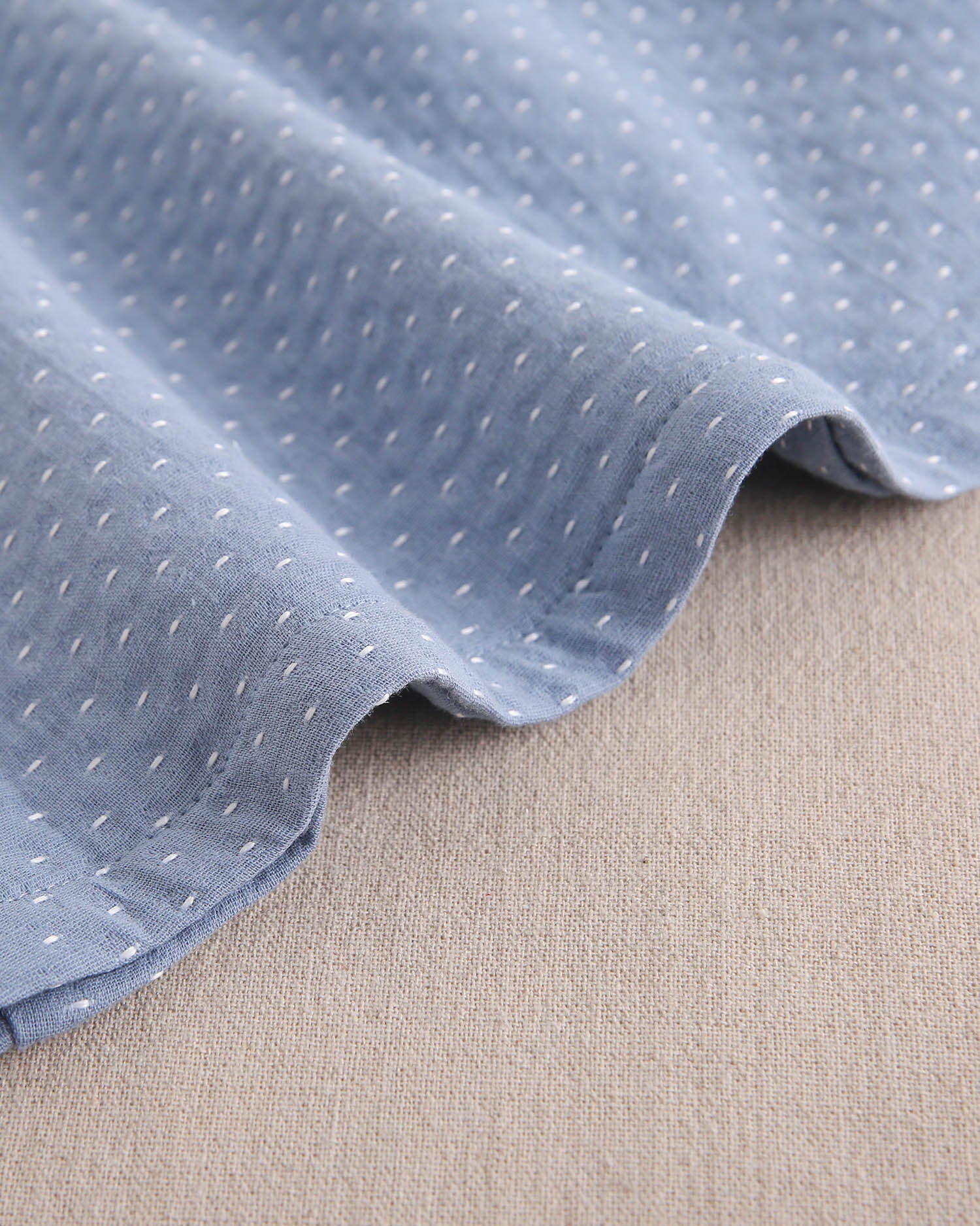 Vestido de bebé niña azul con detalle de lazo y topitos blancos