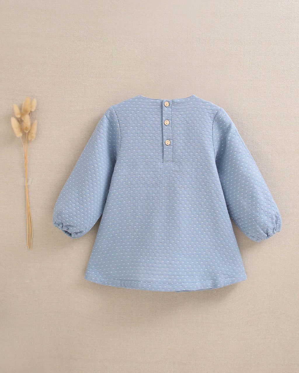 Vestido de bebé niña azul con detalle de lazo y topitos blancos