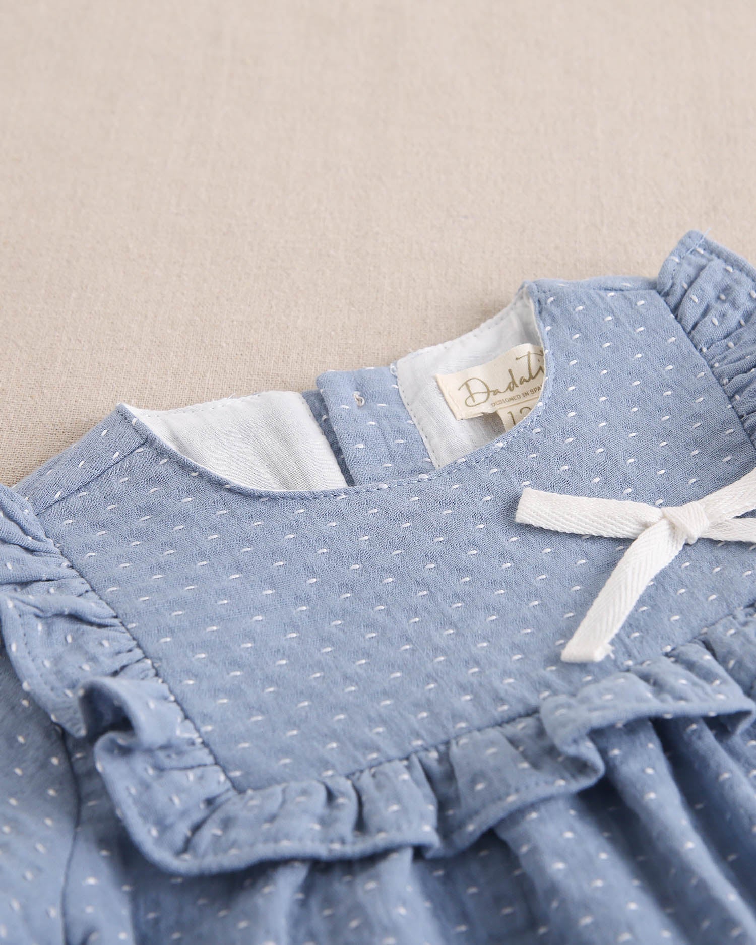 Vestido de bebé niña azul con detalle de lazo y topitos blancos