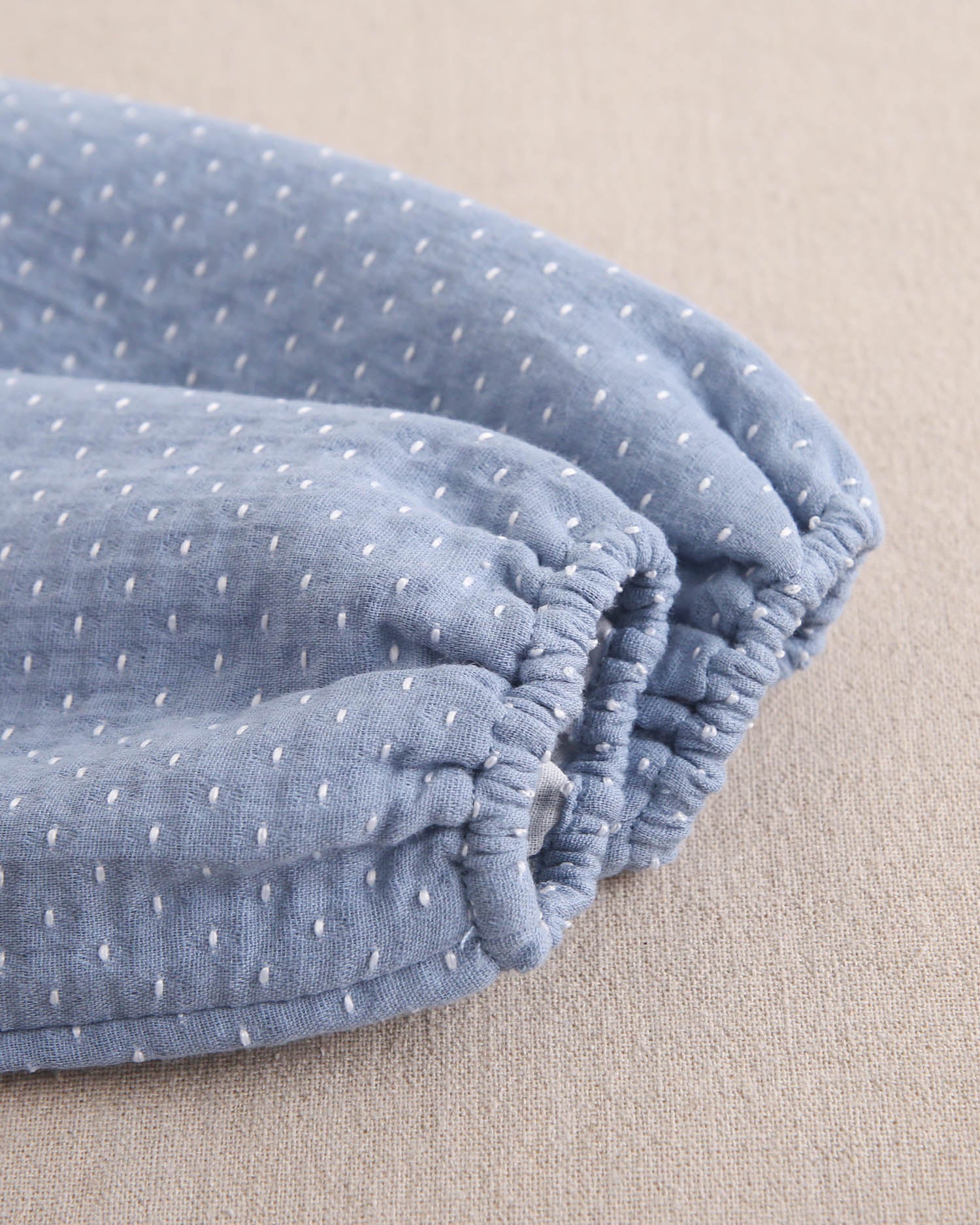 Vestido de bebé niña azul con detalle de lazo y topitos blancos
