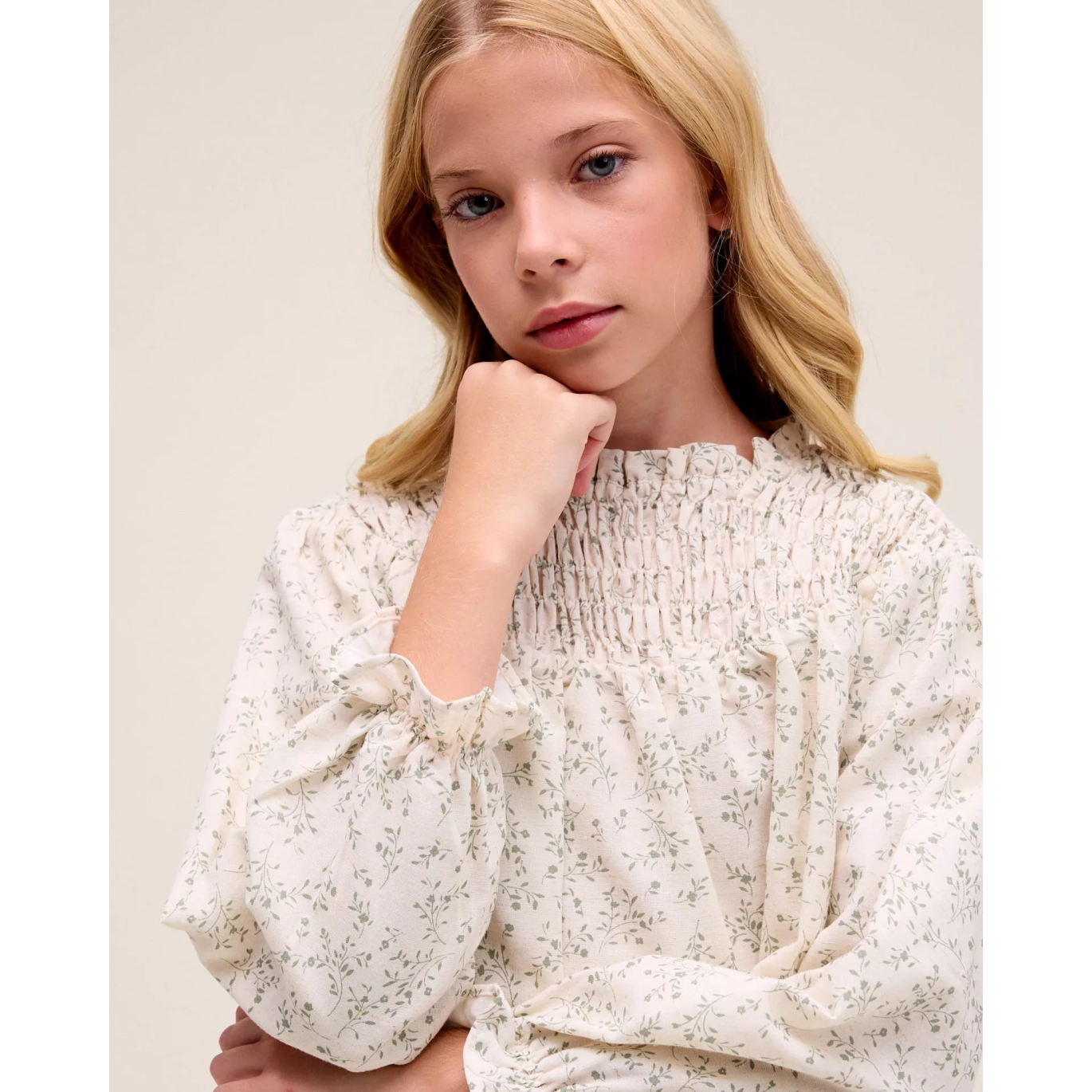 Blusa de niña color crudo con estampado floral verde
