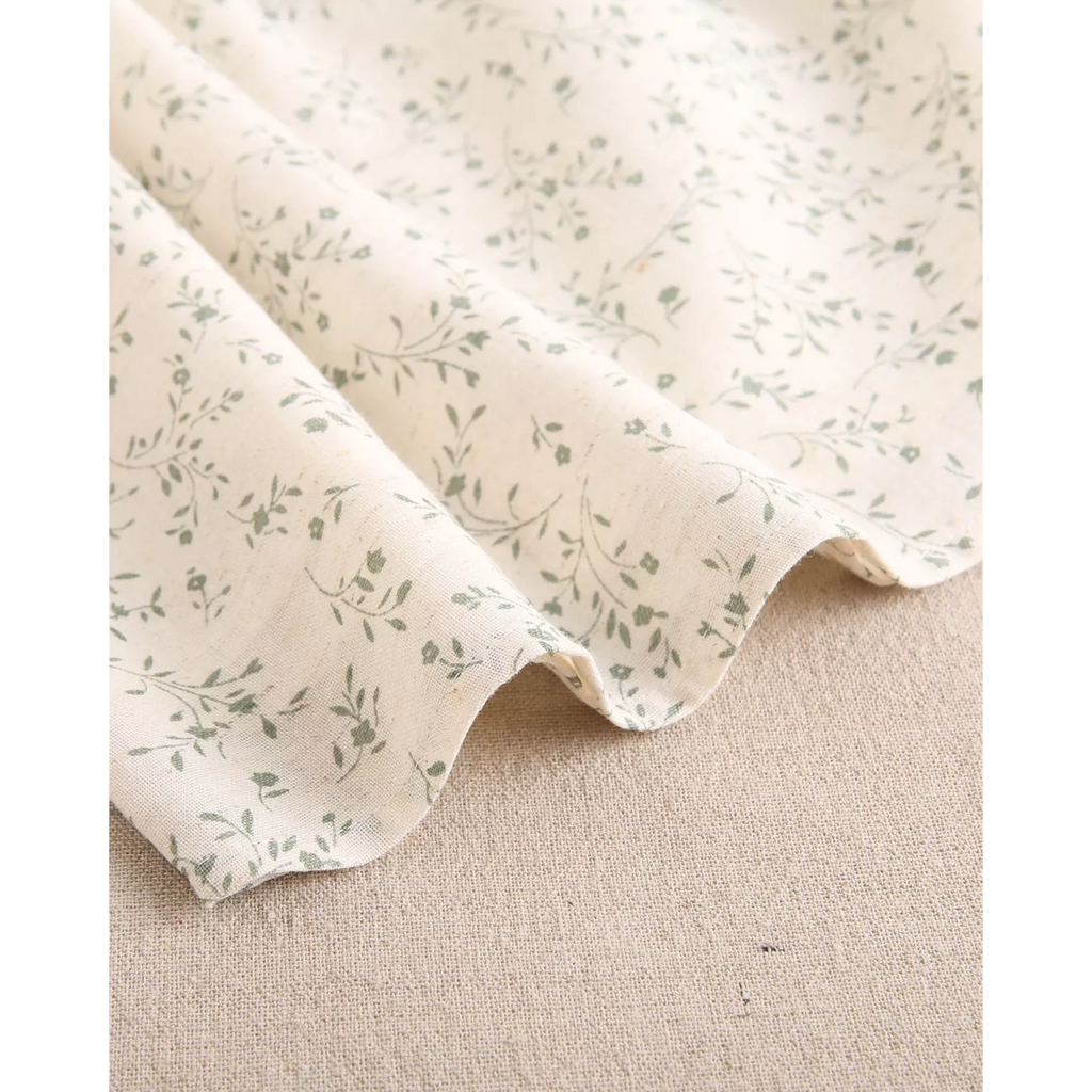 Blusa de niña color crudo con estampado floral verde
