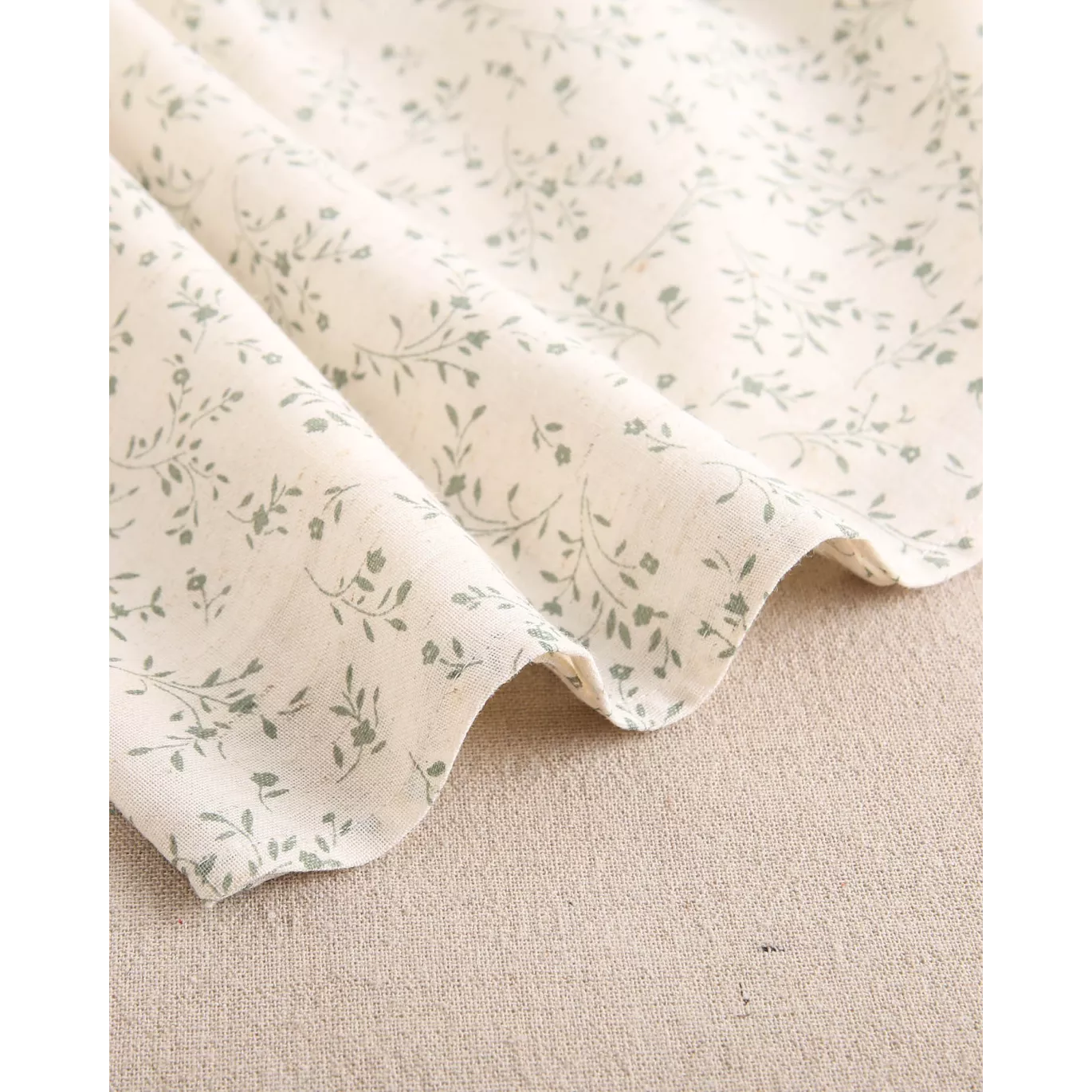 Blusa de niña color crudo con estampado floral verde