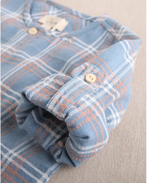 Camisa de bebé niño azul con detalles naranjas