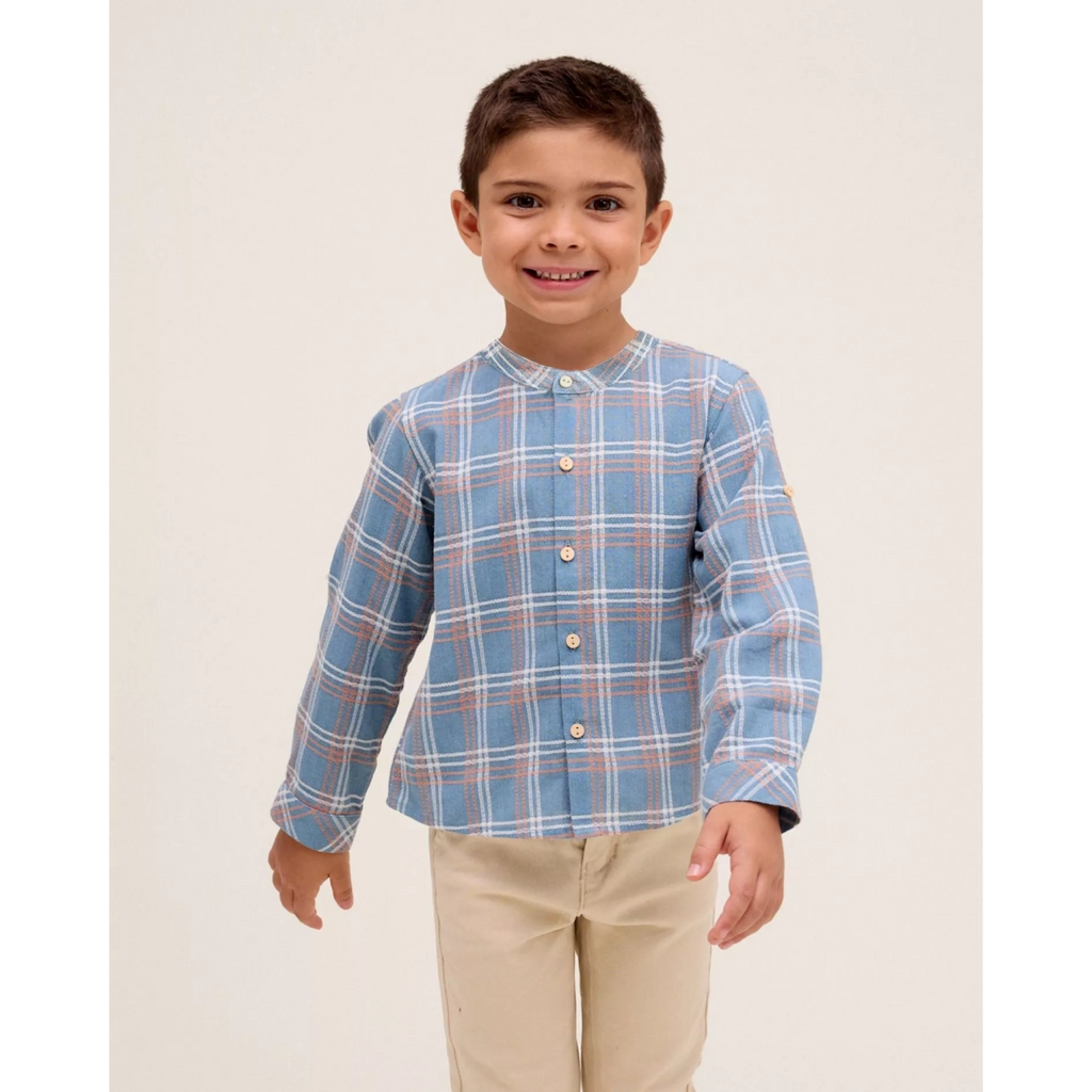 Camisa de niño azul con detalles naranjas