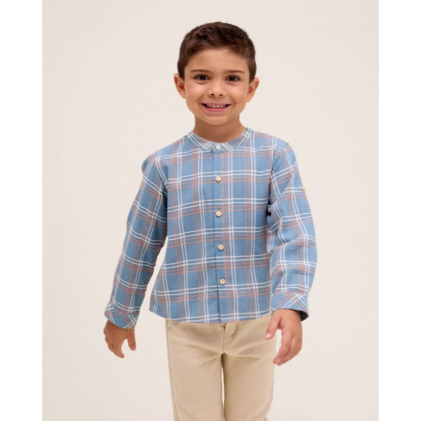 Camisa de niño azul con detalles naranjas