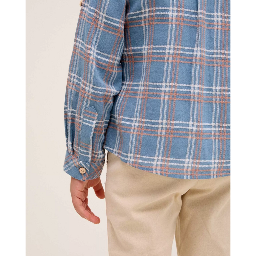 Camisa de niño azul con detalles naranjas