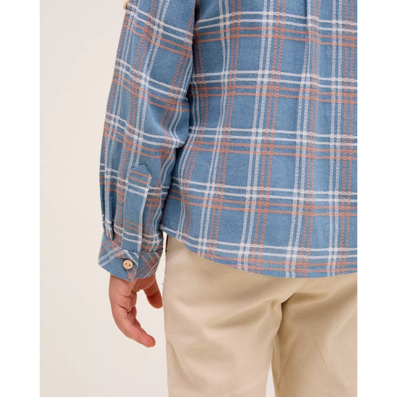 Camisa de niño azul con detalles naranjas
