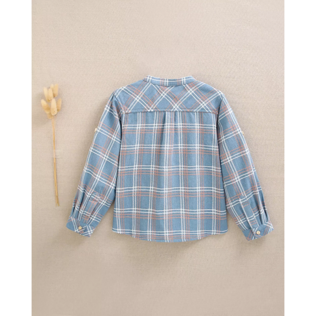 Camisa de niño azul con detalles naranjas