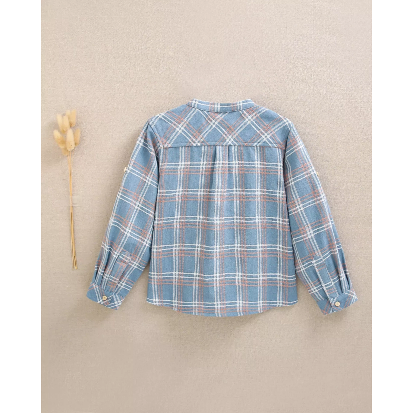 Camisa de niño azul con detalles naranjas