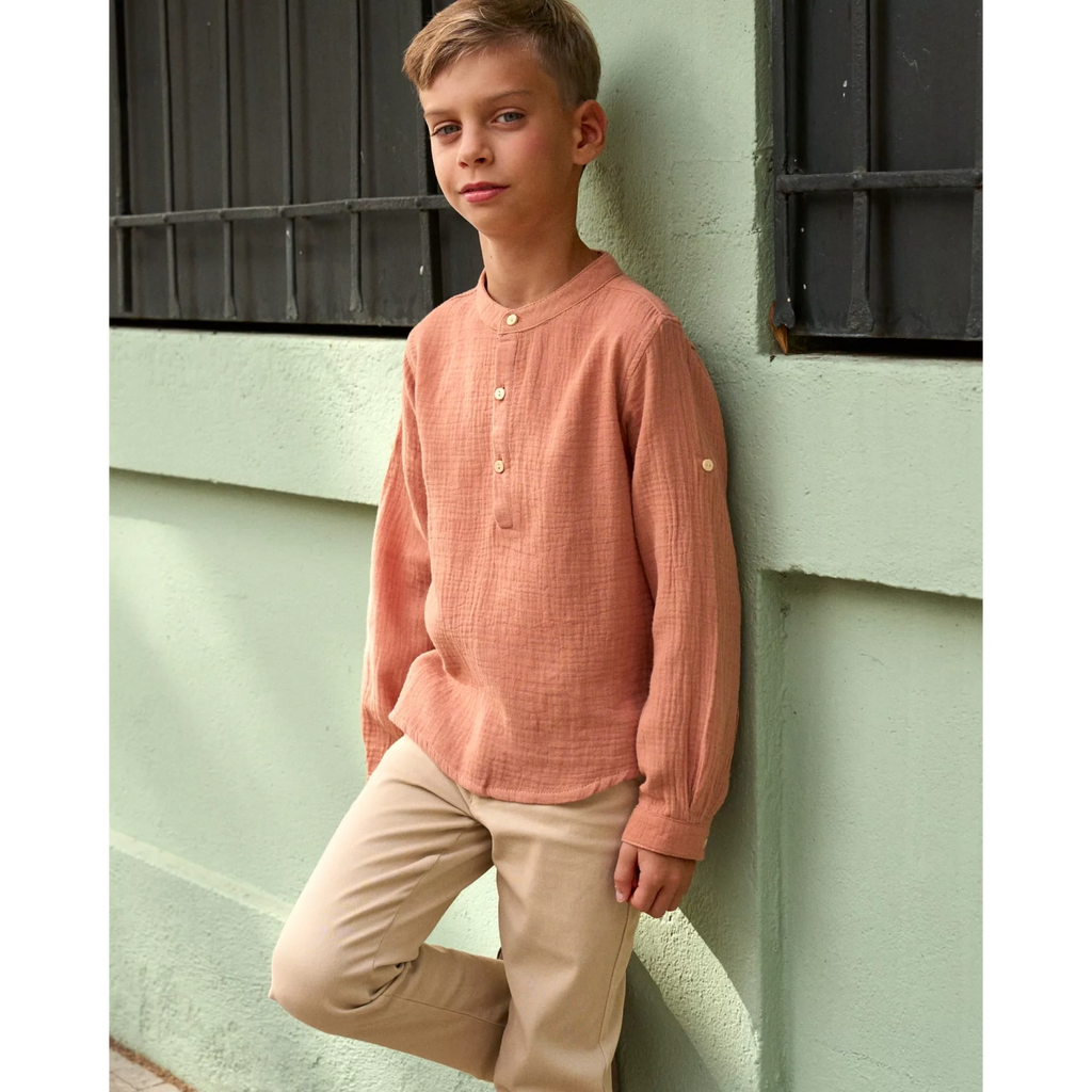 Camisa de niño de muselina en naranja con cuello mao