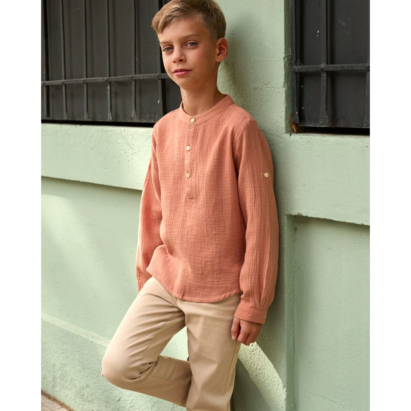 Camisa de niño de muselina en naranja con cuello mao