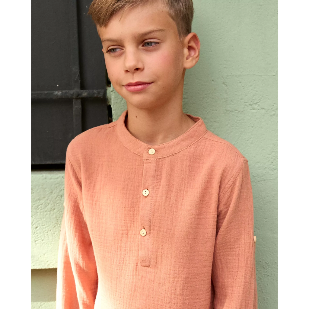 Camisa de niño de muselina en naranja con cuello mao