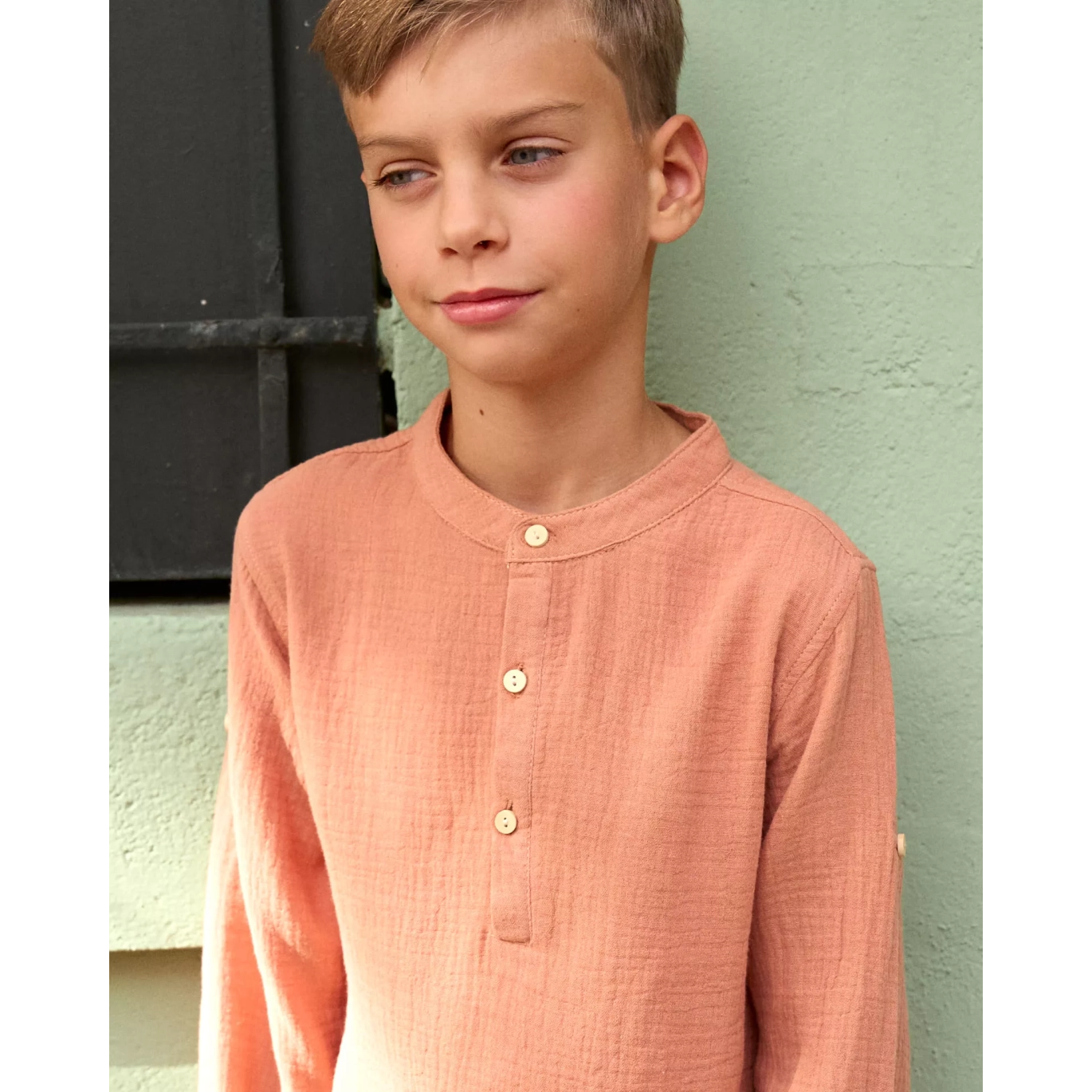 Camisa de niño de muselina en naranja con cuello mao