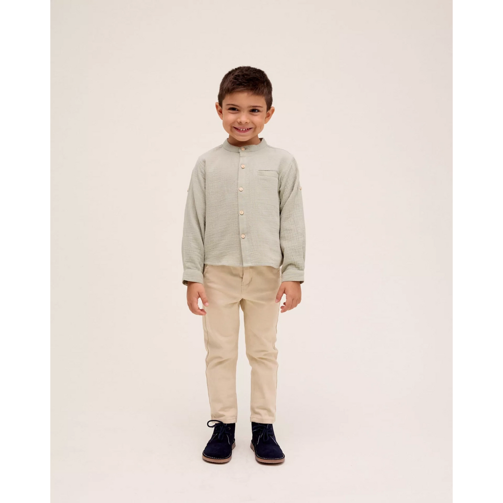 Camisa de niño de muselina verde con cuello mao