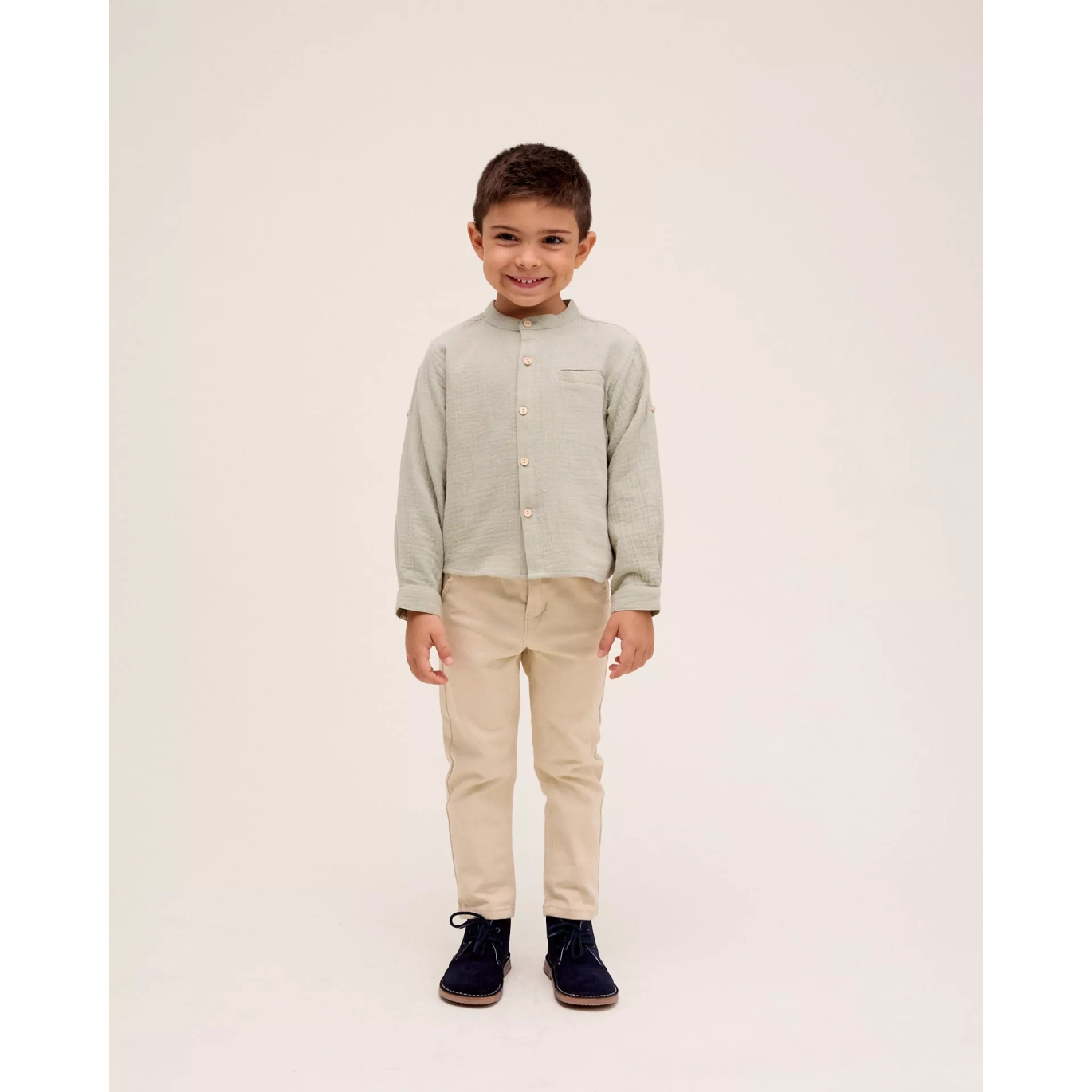 Camisa de niño de muselina verde con cuello mao