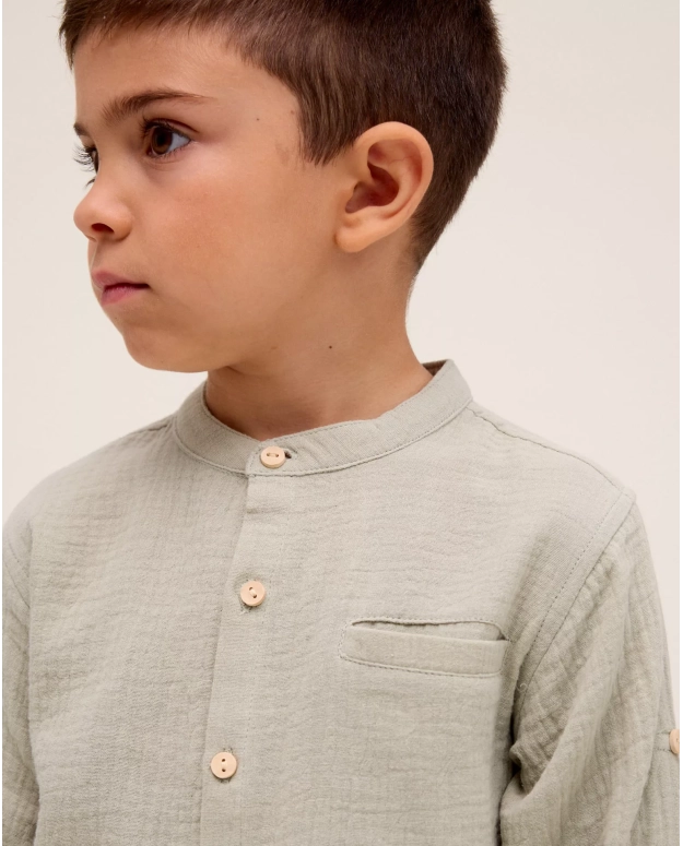Camisa de niño de muselina verde con cuello mao