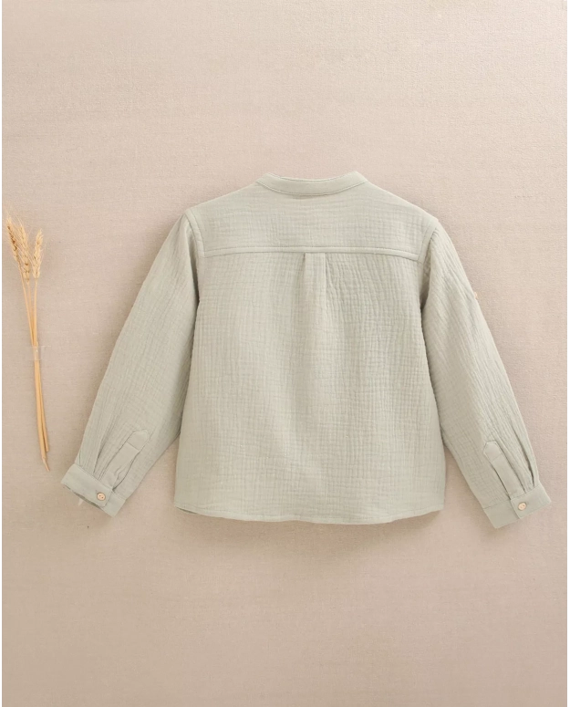Camisa de niño de muselina verde con cuello mao