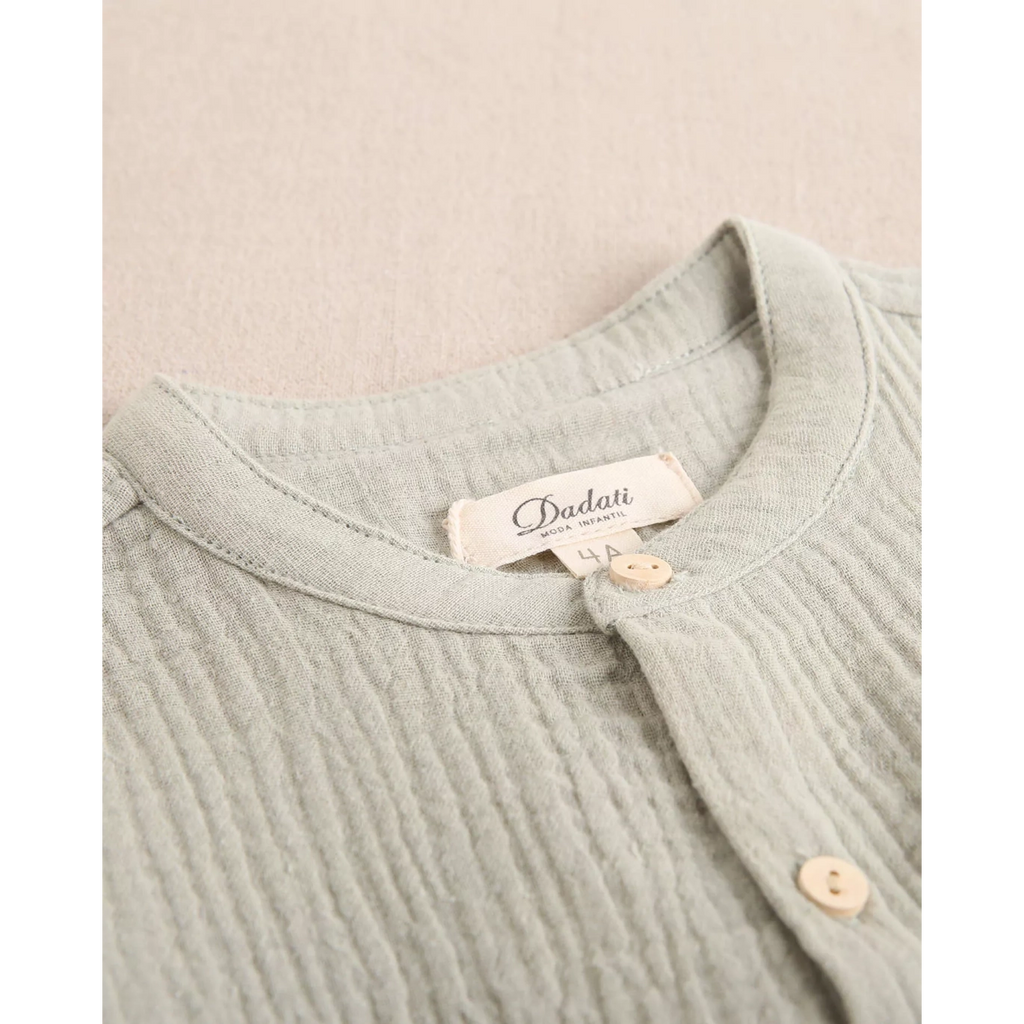 Camisa de niño de muselina verde con cuello mao