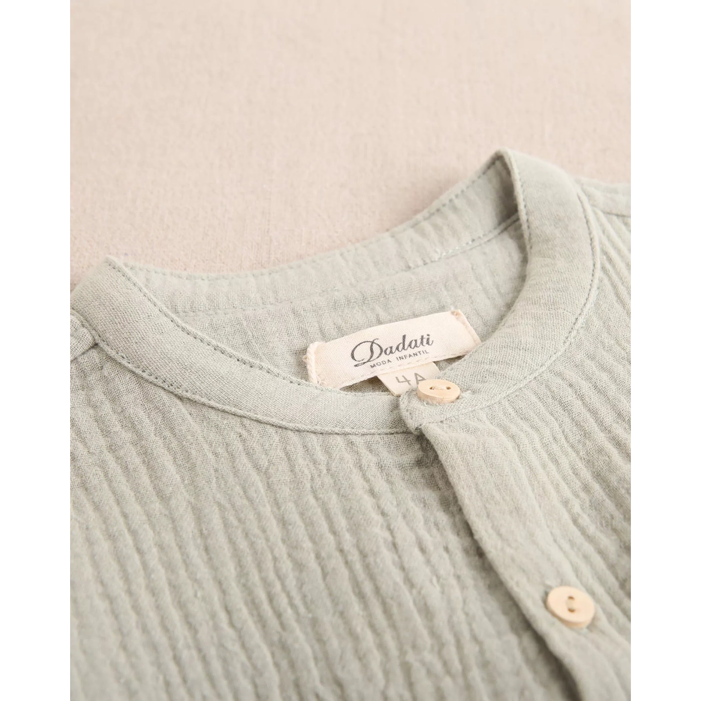 Camisa de niño de muselina verde con cuello mao