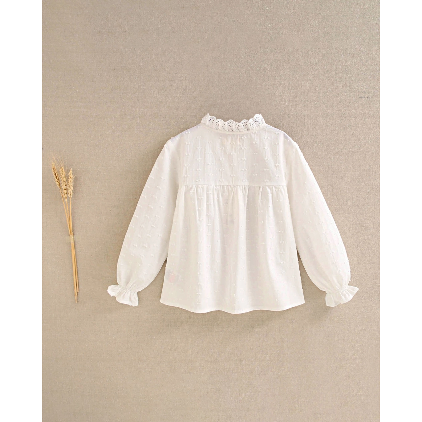 Blusa manga larga de niña en blanco con puntilla
