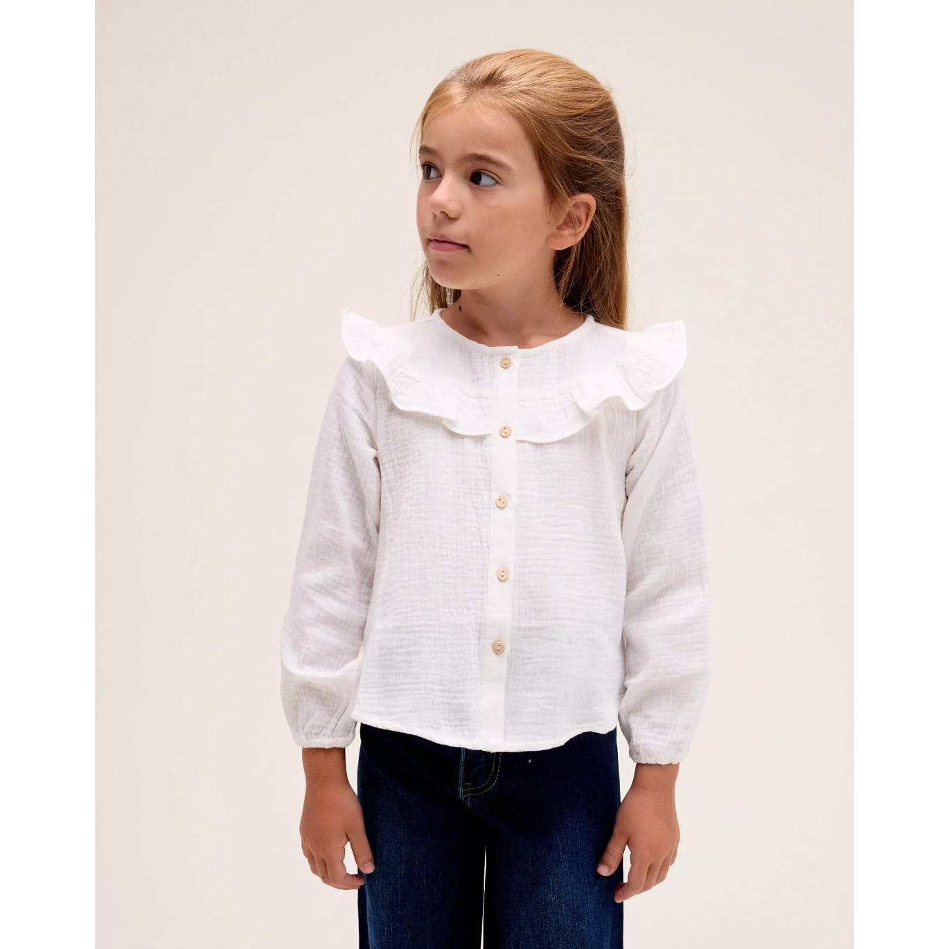 Blusa manga larga de niña en blanco con volante