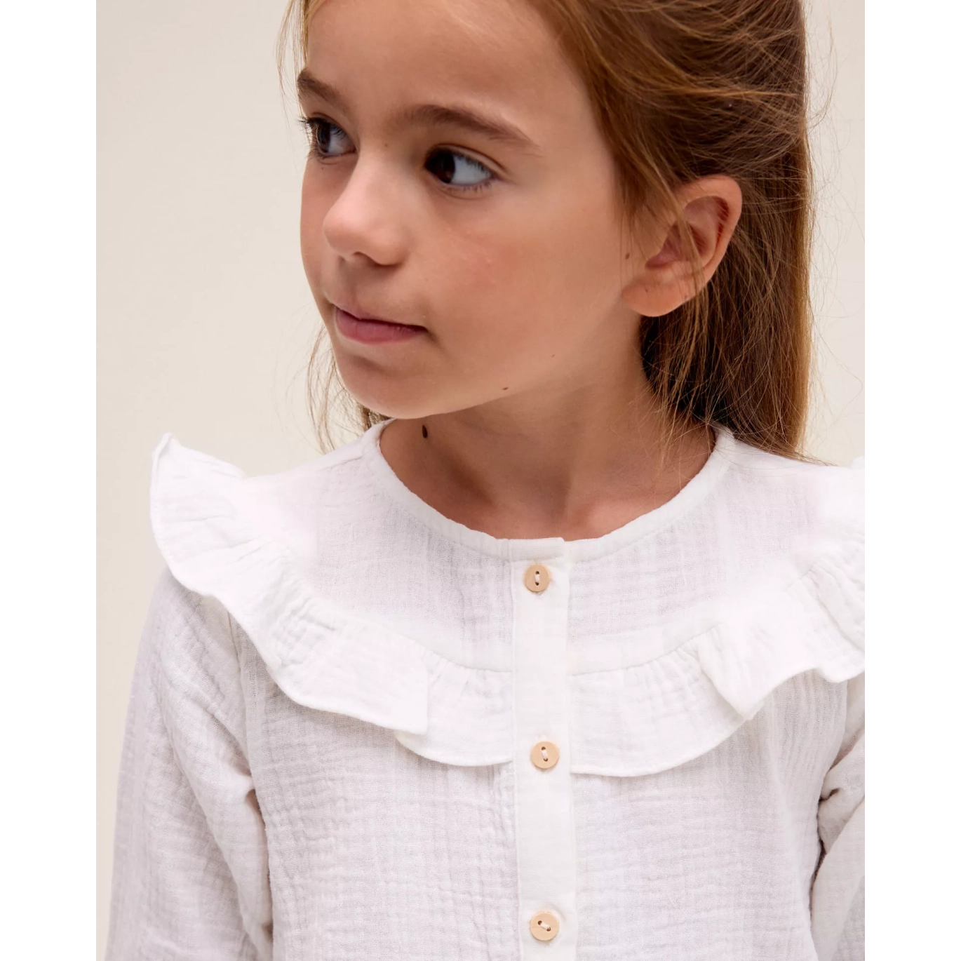 Blusa manga larga de niña en blanco con volante