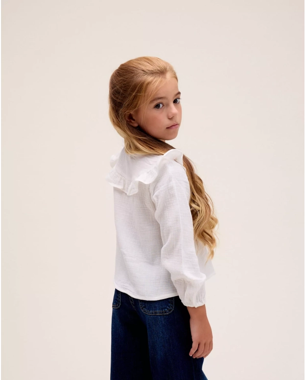 Blusa manga larga de niña en blanco con volante