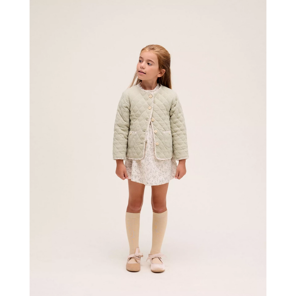 Chaqueta de niña acolchada en verde con bolsillos