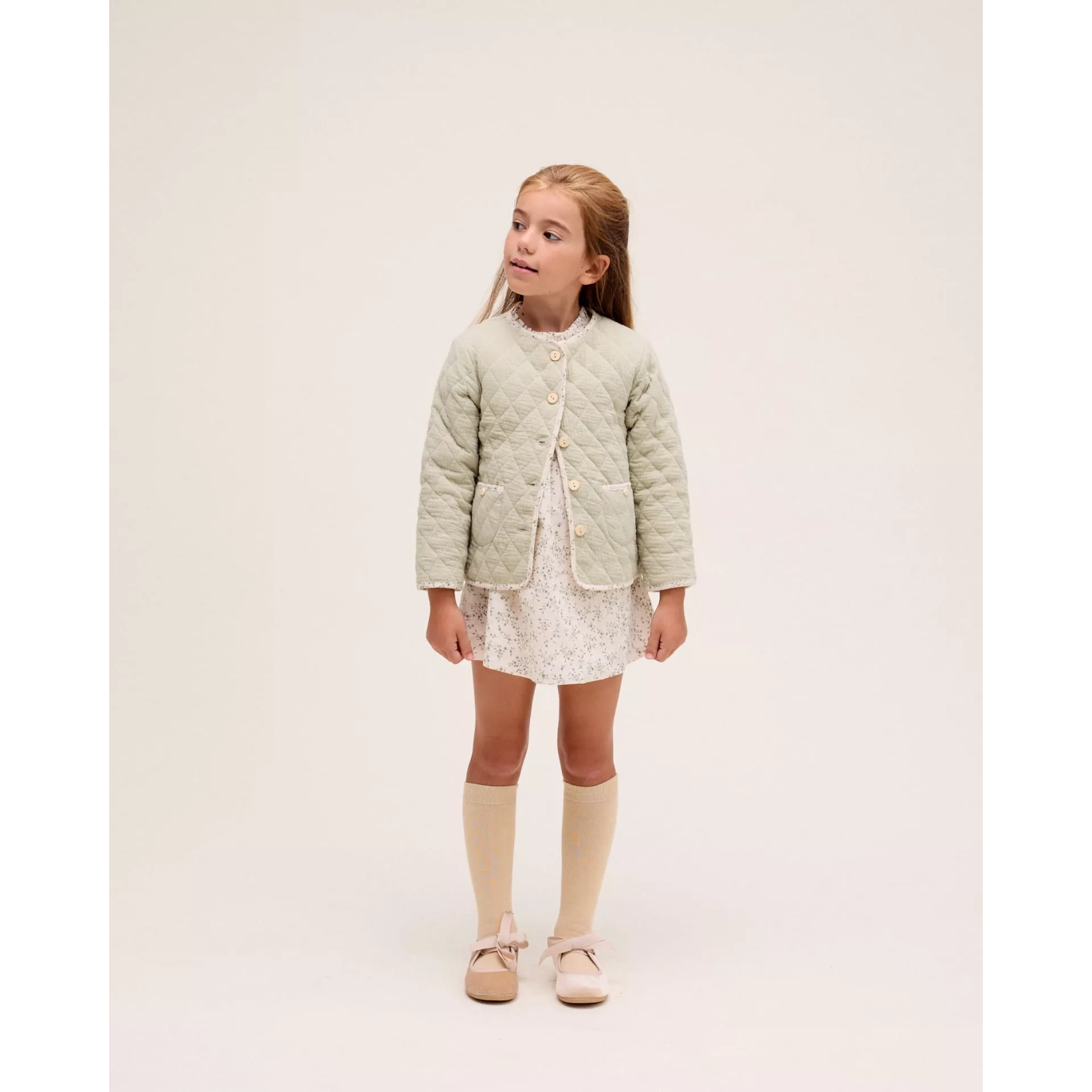 Chaqueta de niña acolchada en verde con bolsillos