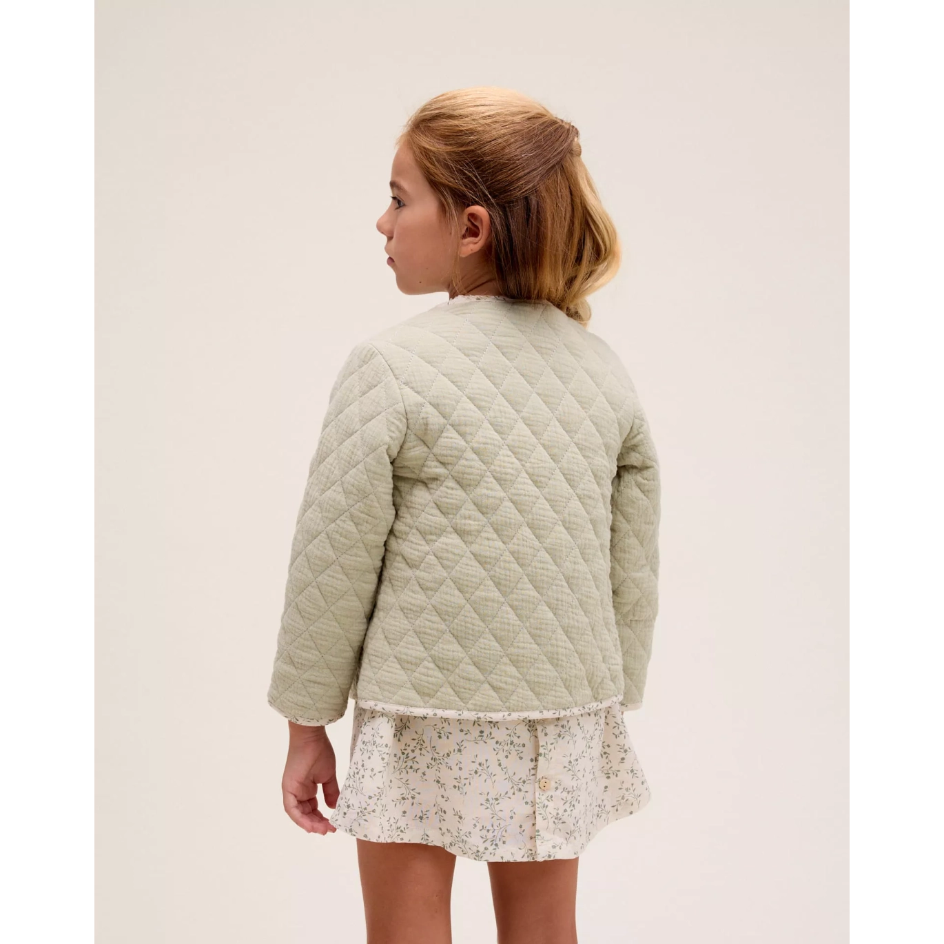 Chaqueta de niña acolchada en verde con bolsillos