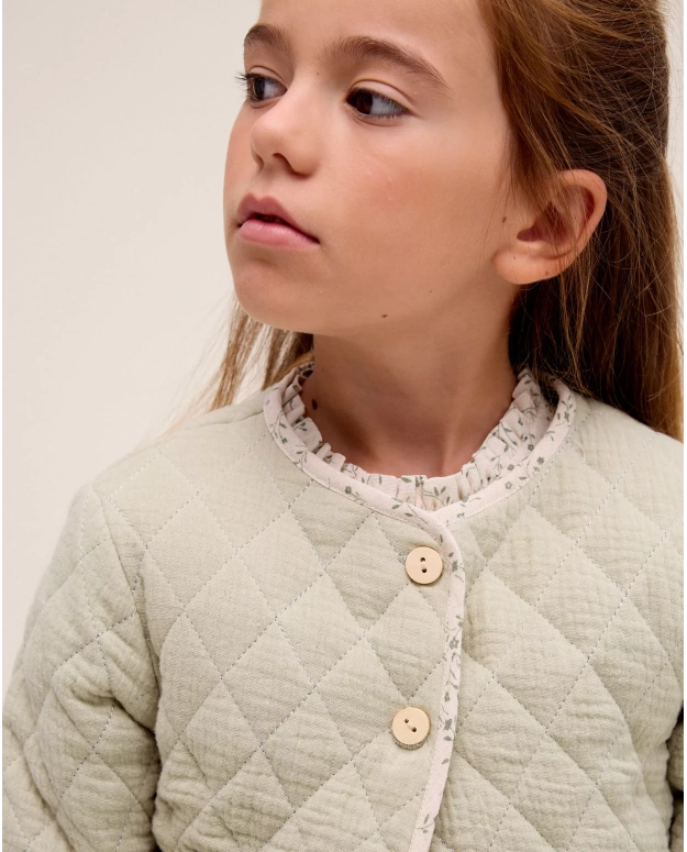 Chaqueta de niña acolchada en verde con bolsillos