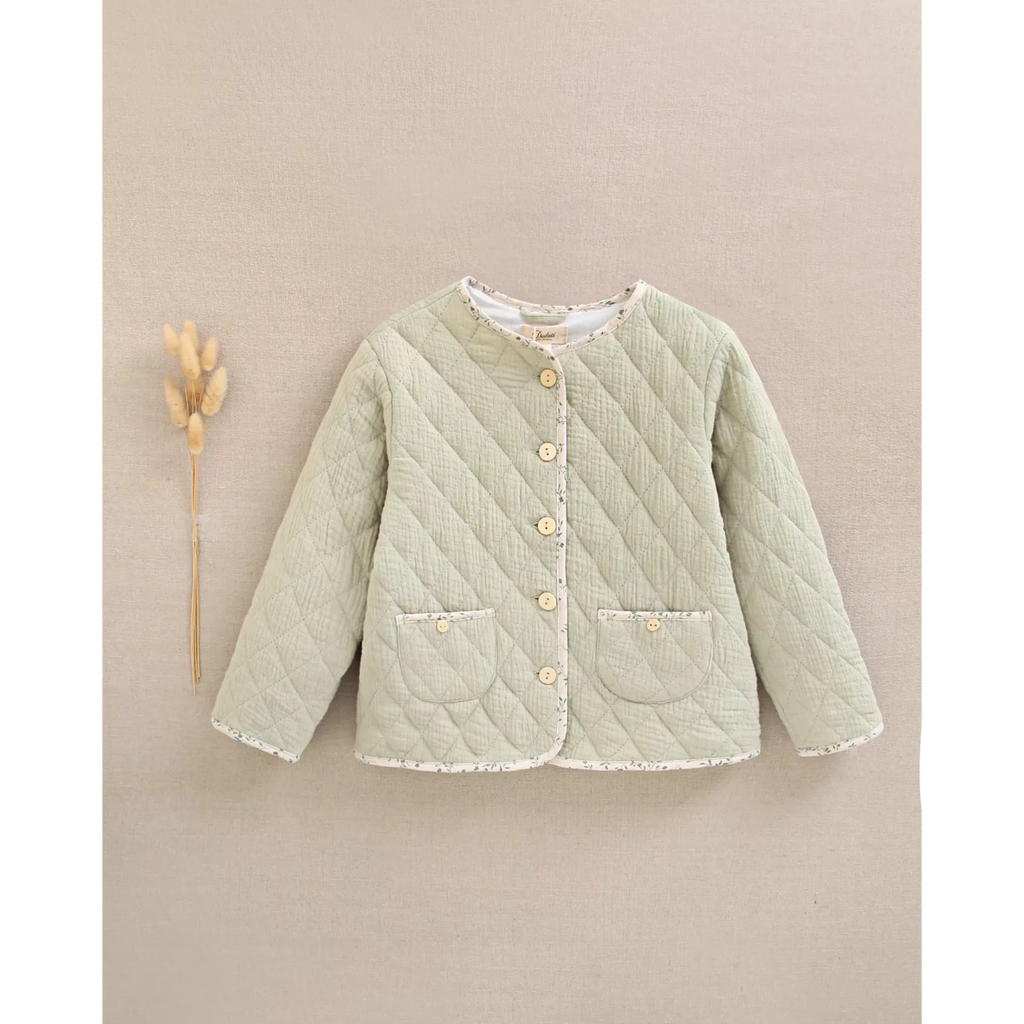 Chaqueta de niña acolchada en verde con bolsillos